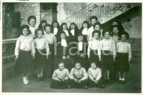 1950 ca TERNI Orfanelle Istituto LAZZARINI con le suore *Fotografia
