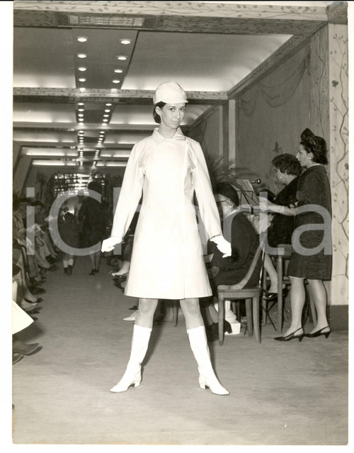 1966 PARIS MODA PRIMAVERA VINTAGE Modella con cappottino in vernice bianca
