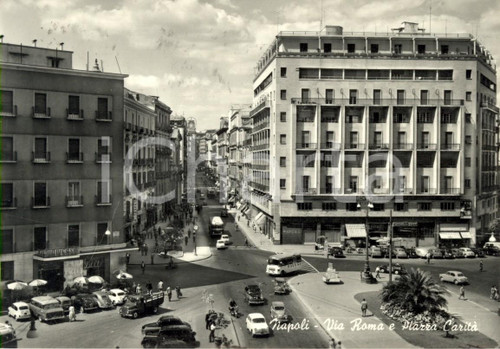 1957 NAPOLI Veduta di via ROMA e piazza CARITA' con auto e passanti *FG VG