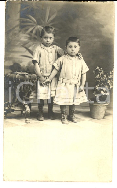 1920 ca ALESSANDRIA Fratellini abbracciati in abiti femminili *Foto FERRARESE