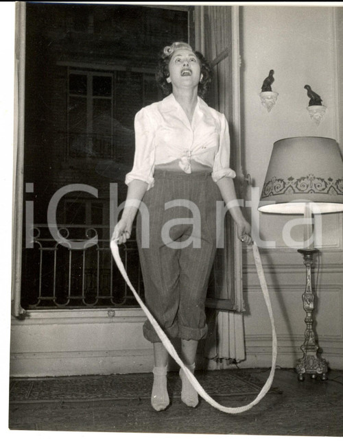 1960 ca PARIS Attrice ROBERTA salta la corda nella propria casa *Foto 18x22