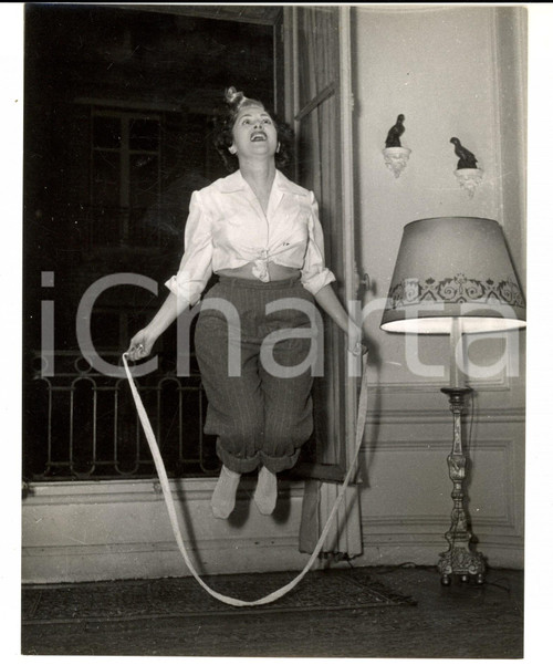 1960 ca PARIS Attrice ROBERTA salta la corda nella propria casa *Fotografia