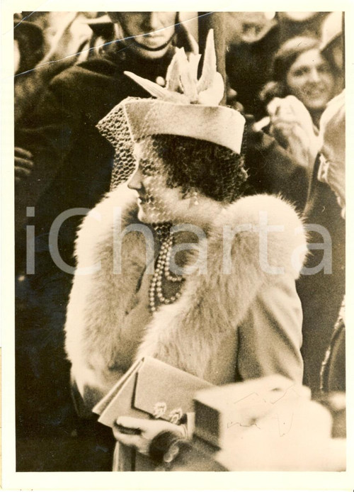 1938 LONDON La regina Elisabetta II lancia la moda del cappellino con veletta 