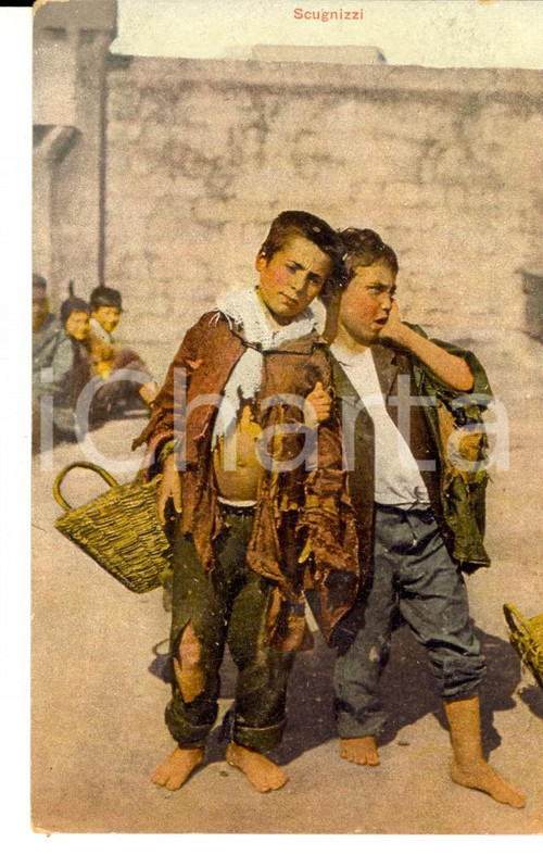 1915 ca COSTUMI NAPOLI Scugnizzi stracciati con le ceste *Cartolina FP NV