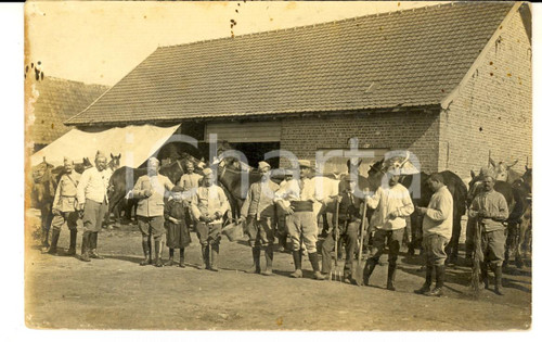 1916 WW1 FIANDRE Militari francesi presso una stalla *Foto a Jules ROLLAND