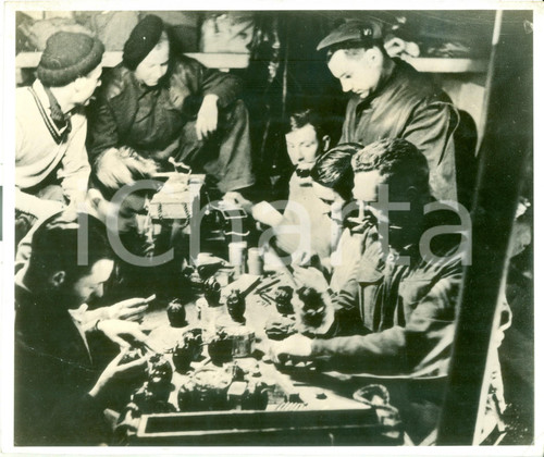 1941 VAGSOY NORVEGIA WW2 Truppe inglesi preparano granate per Operazione ARCHERY