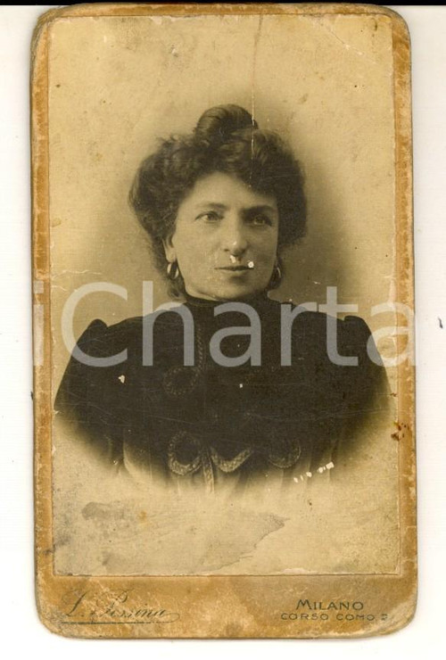 1900 ca MILANO Corso COMO Ritratto di donna in abito scuro *Foto L. PESSINA CDV