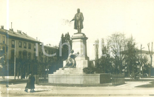 1930 ca MILANO Monumento in Piazza CAVOUR *Cartolina FP NV