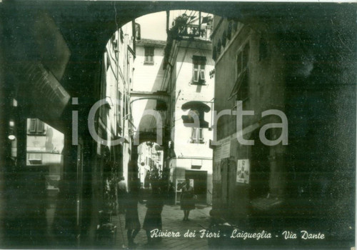 1965 LAIGUEGLIA (SV) Passanti in Via DANTE *Cartolina postale FG VG