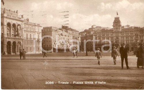 1930 TRIESTE Passanti in Piazza Unità d'Italia *Cartolina FP VG