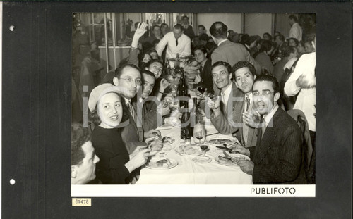 1950 TEATRO ALLA SCALA Una tavolata di musicisti a fine tournée *Foto