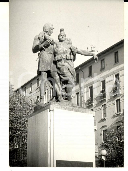 1961 MILANO PORTA ROMANA Il monumento ai Caduti *Foto VINTAGE 8x10