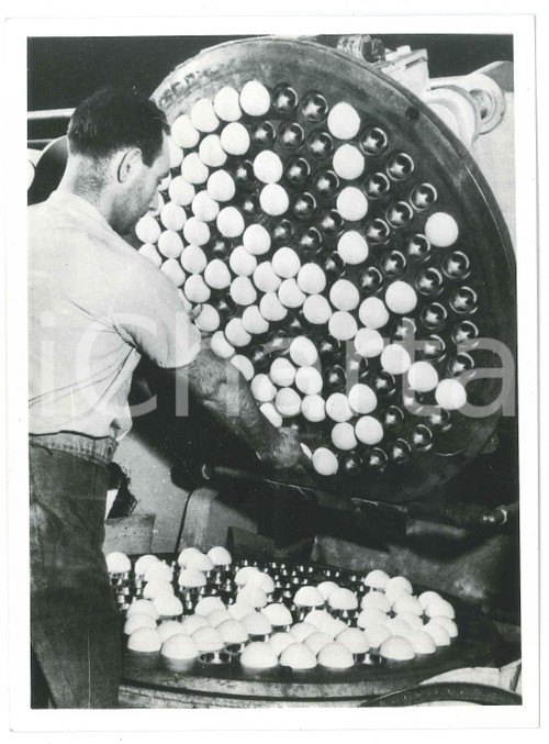 1975 ca TENNIS Controllo fabbricazione palline da tennis - Foto 18x24 cm