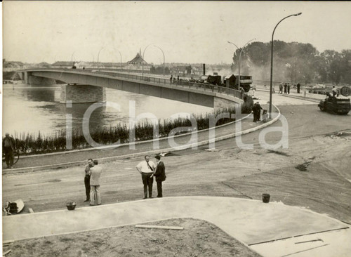 1960 STRASBOURG (F) Les ouvriers achèvent le nouveau pont pour KEHL *Photo 17x12