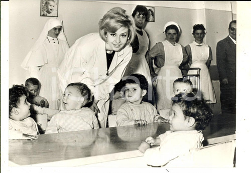 1963 ROMA Anna Maria GAMBINERI volontaria tra i bimbi poliomielitici *Foto 18x13