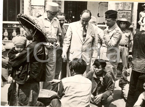 1953 TONCHINO VIETNAM Adlai STEVENSON durante una distribuzione di riso *Foto