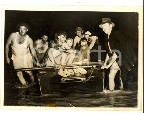 1955 DUBBO (AUSTRALIA) Family WRIGHT rescued after a fllood *Photo 20x15 cm