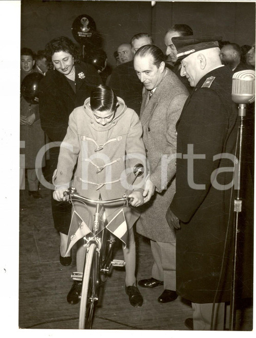 1957 ROMA EPIFANIA Fernando TAMBRONI alla consegna pacchi ai figli di poliziotti