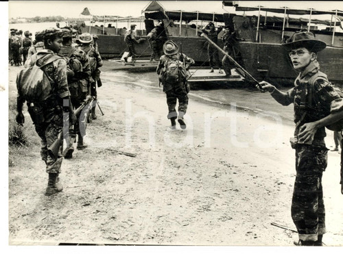 1965 GUERRA DEL VIETNAM Truppe vietnamite s'imbarcano per un'azione di sorpresa