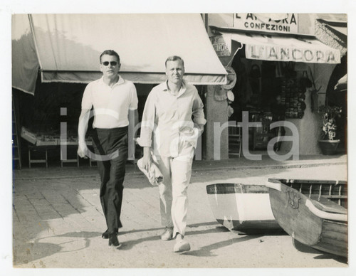 1962 PORTOFINO Glenn FORD a passeggio con un amico *Foto 24x18 cm Fotografia d'epoca.CONDIZIONI: GFORMATO: 24x18  originale e autentica 1