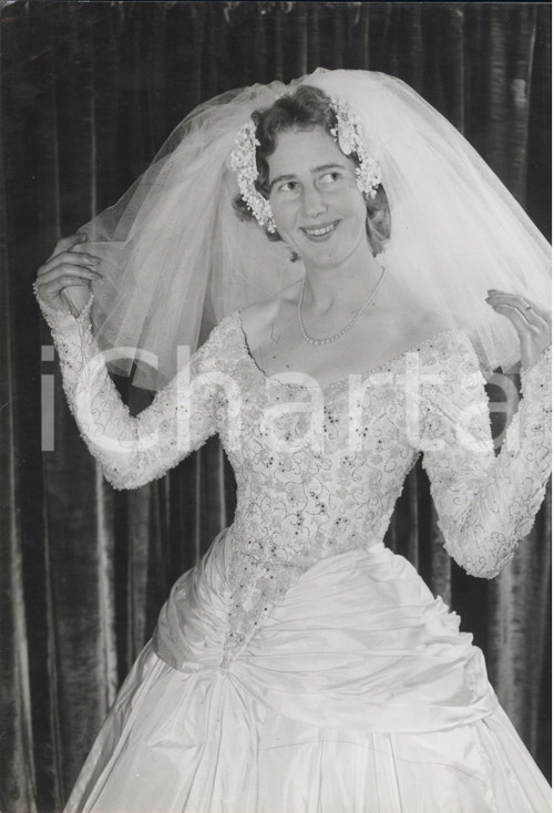1958 CARDIFF Moroccan honeymoon - Jill PARSONS wearing her wedding dress *Photo