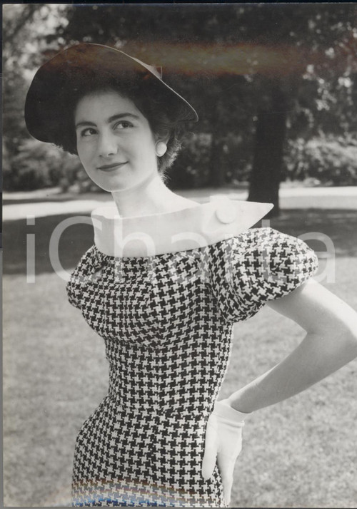 1954 LONDON Susan WEISSROCK wearing her black and white check dress *Photo 