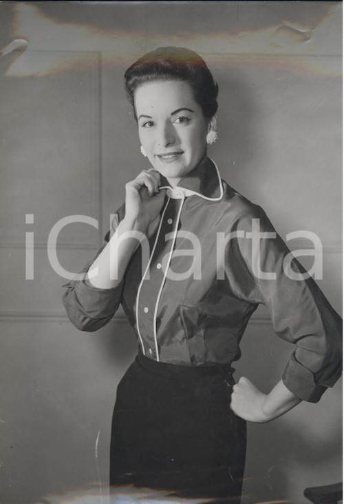 1954 LONDON June OAKS wearing "Executive Suite" blouse by Sybille et Cie *Photo