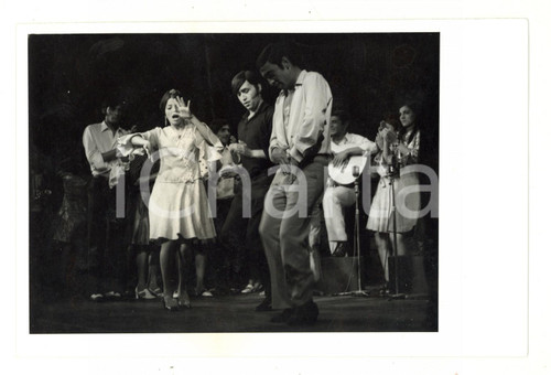 1969 TELEVISÃƒO PORTUGAL - ZIP-ZIP - Gruppo gitano in scena *Foto 18x13 cm Fotografia d'epoca.CONDIZIONI: G    originale e autentica 1