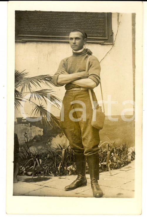 1925 ca LIVORNO Bersagliere con fez presso lapide "Bollettino della vittoria" 3  Fotografia d'epoca, in formato cartolina postale.CONDIZIONI: G (lieve alone)      originale e autentica 1