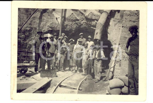 1940 ca NORD ITALIA Gruppo di operai davanti a una galleria (MINIERA?) *Foto 9x6
