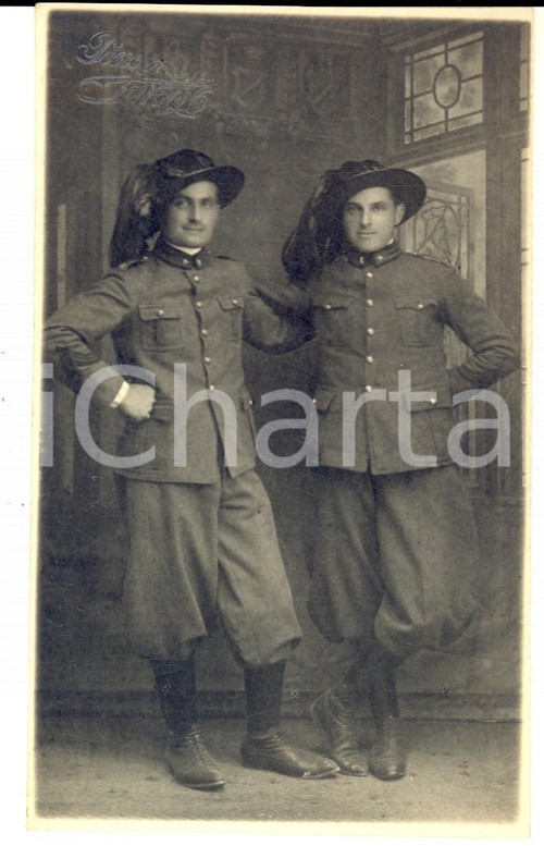 1925 ca LIVORNO REGIO ESERCITO Ritratto di due bersaglieri *Foto PIACENTINI 3  Fotografia d'epoca, in formato cartolina postale.CONDIZIONI: G     originale e autentica 1