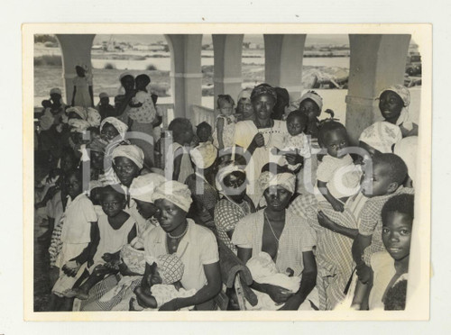 1960 ca MOZAMBICO Dispensario - Giovani madri in sala d'attesa - Foto 12x9