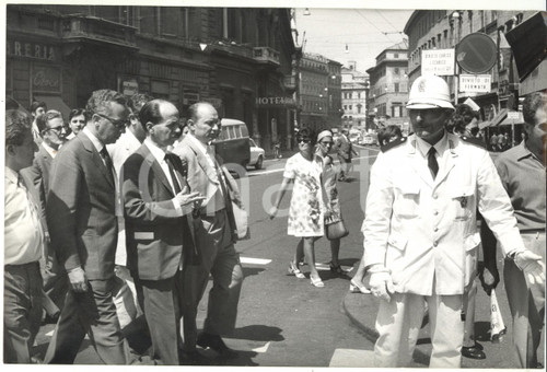 1965 ca ROMA - PSI Vigile aiuta Luigi PRETI ad attraversare *Foto 30x20