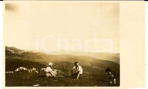1920 ca ALPINISMO Coppia di escursionisti a riposo con un cane - Foto VINTAGE
