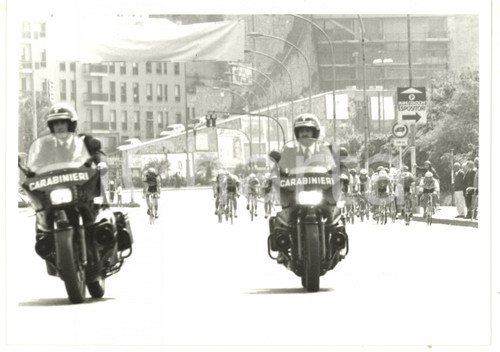 1990 ca GENOVA Carabinieri precedono corsa ciclistica *Foto VINTAGE 18x13