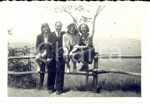 1935 ca ITALIA Gruppo di amici con giovani marinaie - Foto CURIOSA 10x7 cm