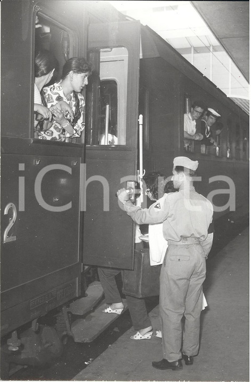 1956 ROMA Sciopero Ferrovieri - Turisti e militari in salita sul treno *Foto
