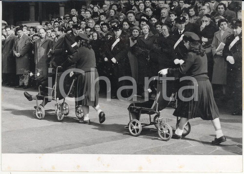 1956 MILANO Bambini mutilati sfilano ai funerali di don GNOCCHI *Foto 13x18