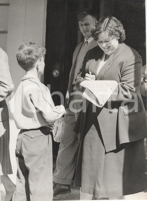 1957 LONDON Tamara TYSHKEVICH signing her autograph for Gerald BORMAN *Photo