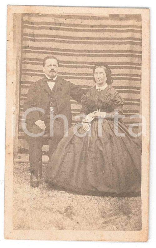 1865 ca ITALIA NOBILTA' Coppia di sposi seduti - Ritratto - Fotografia CDV Fotografia d'epoca, stampata all'albumina, su cartoncino morbido.  GOOD/buono  Formato: 6x10 cm originale e autentica 1