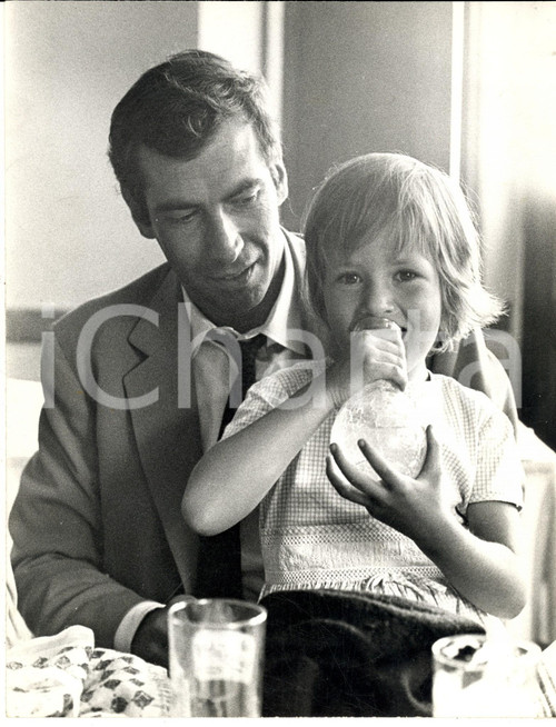 1965 ca FRANCE Roger VADIM con il piccolo Nicolas-Jacques Charrier - Foto 19x26