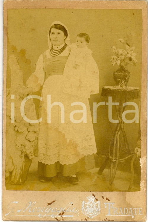 1900 ca TRADATE Ritratto di balia contadina con bambino - Foto G. MEREGAGLIA