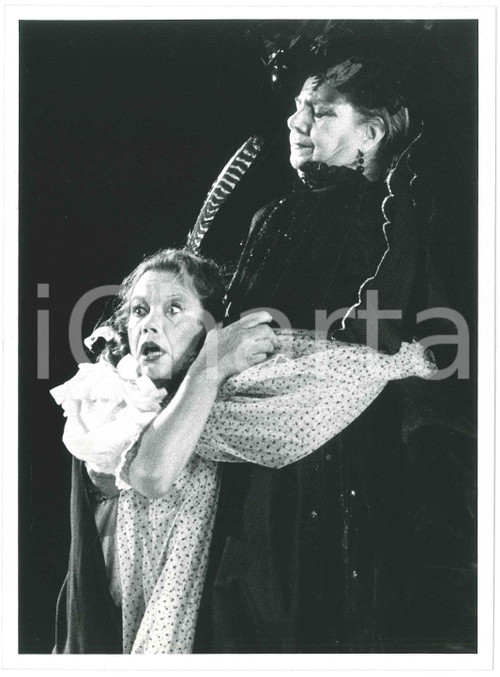 1986 TEATRO Valeria MORICONI Pina CEI "Tutto Ã¨ bene quel che finisce bene" Foto  Fotografia originale, con didascalia al verso.  GOOD/buono  FORMATO: 18x24 cm originale e autentica 1