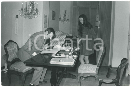 1970 ca COSTUME ITALIA Gigliola CINQUETTI firma un contratto - Foto