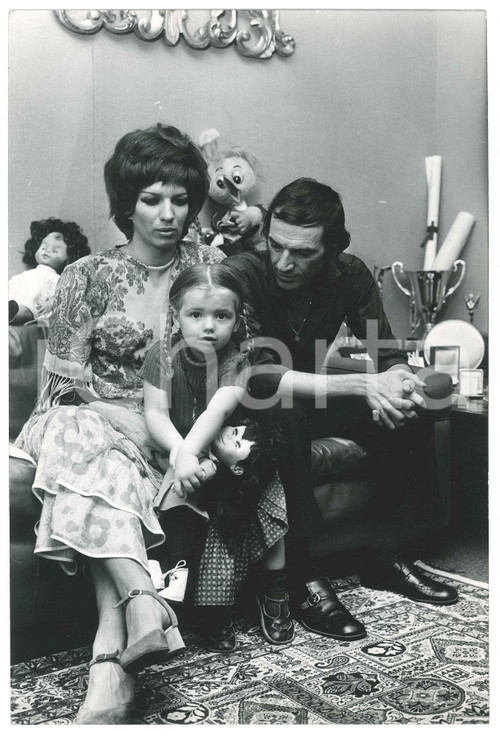 1975 ca COSTUME Iva ZANICCHI Antonio ANSOLDI con la figlia Michela *Ritratto