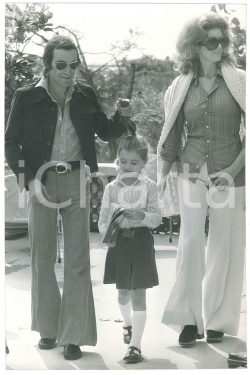 1975 ca COSTUME ITALIA Iva ZANICCHI Antonio ANSOLDI con la figlia Michela (1)
