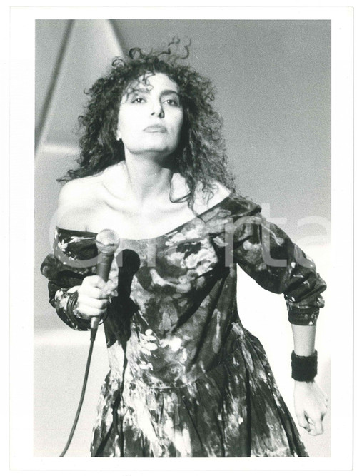 1985 ca MUSICA ITALIA - Loredana BERTÈ Ritratto sul palco - Foto 18x24 cm (3)