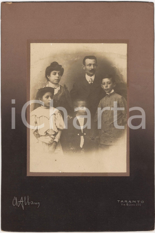 1910 ca TARANTO Ritratto di famiglia con tre figli - Foto O. ALBANO