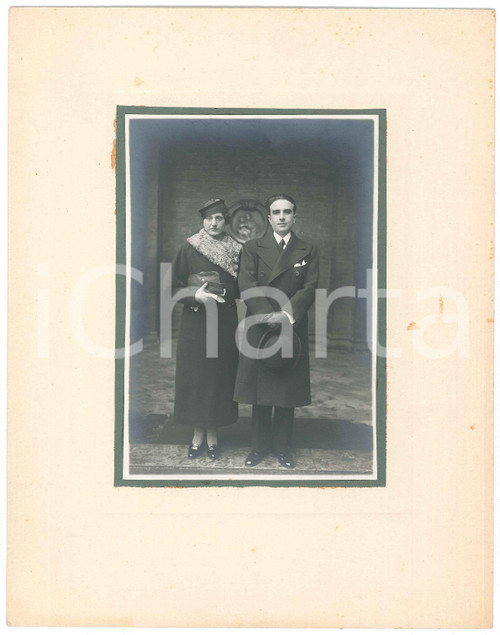 1935 MILANO Ritratto di due coniugi in cortile - Fotografia 21x27 cm  Fotografia originale d'epoca, montata su cartoncino, con dedica di "Italina e Giosu&egrave;" al verso.  CONDIZIONI:FAIR/discreto lievi macchieFORMATO: 21x28 cm originale e autentica 1