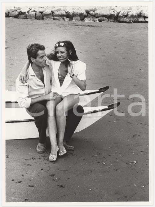 1985 ca VENEZIA LIDO Saverio VALLONE con la fidanzata Debora - Foto 18x24 cm (6)